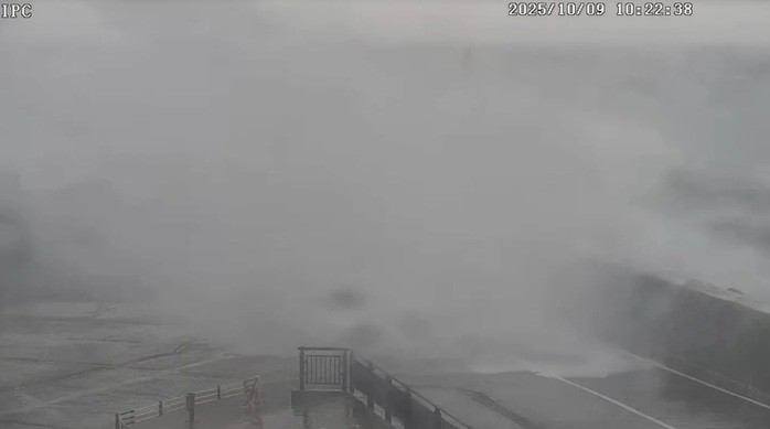 Sóng lớn đánh vào đê chắn sóng ở quần đảo Izu vào sáng 9-10. Ảnh: Cục Cảng vụ Tokyo