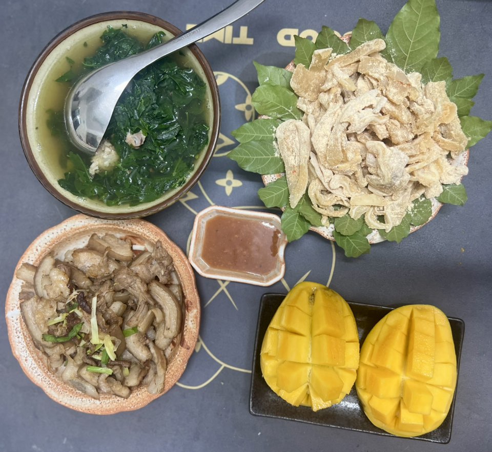 Thịt rang - Bì bò bóp thính - Rau ngót - Xoài