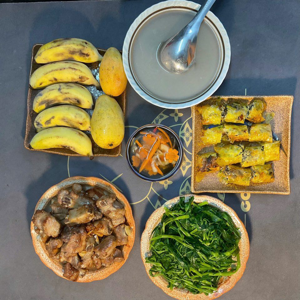 Nem tôm - Sườn rim - Rau muống luộc - Xoài, chuối