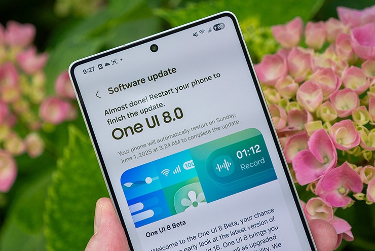Tốc độ triển khai One UI 8 của Samsung khiến các đối thủ Android phải lo lắng.
