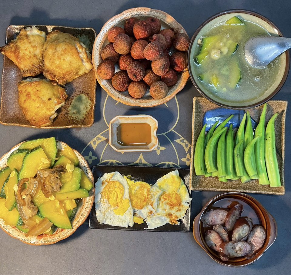 Gà nướng - Bí xào thịt lợn đen - Đậu bắp luộc - Trứng ốp - Vải