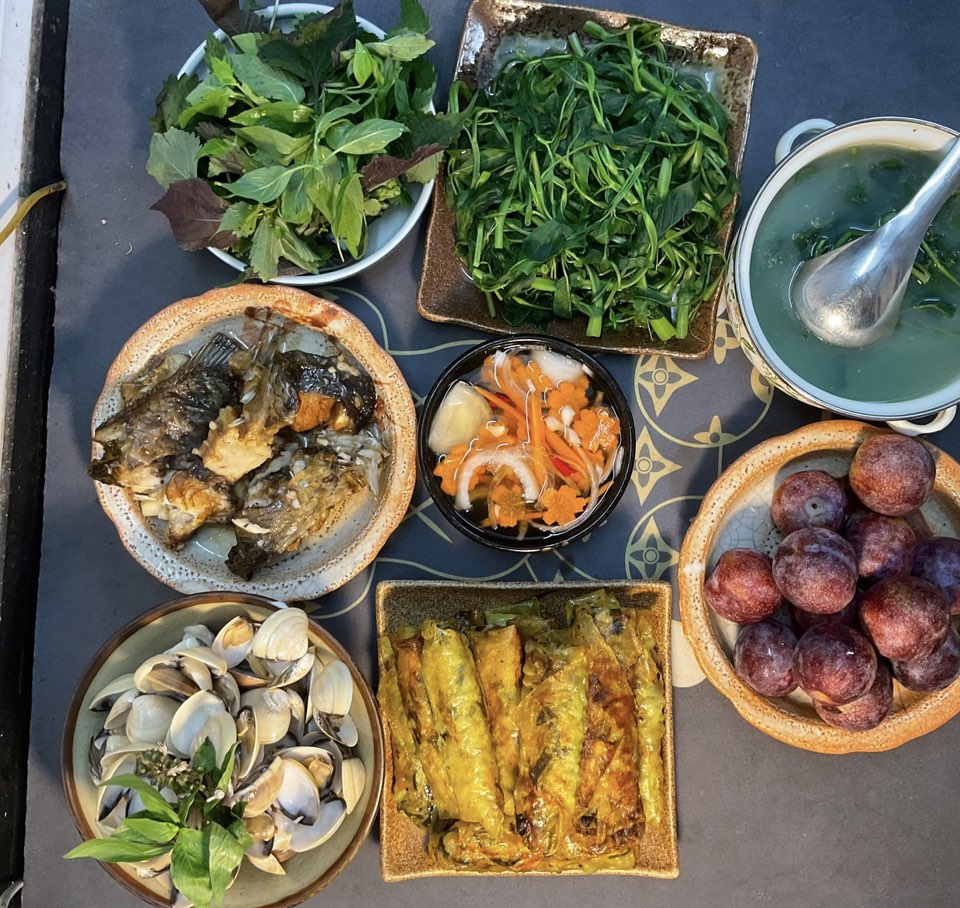 Cá kho - Nem rán - Ngao hấp - Rau muống - Mồng tơi nấu ngao - Mận