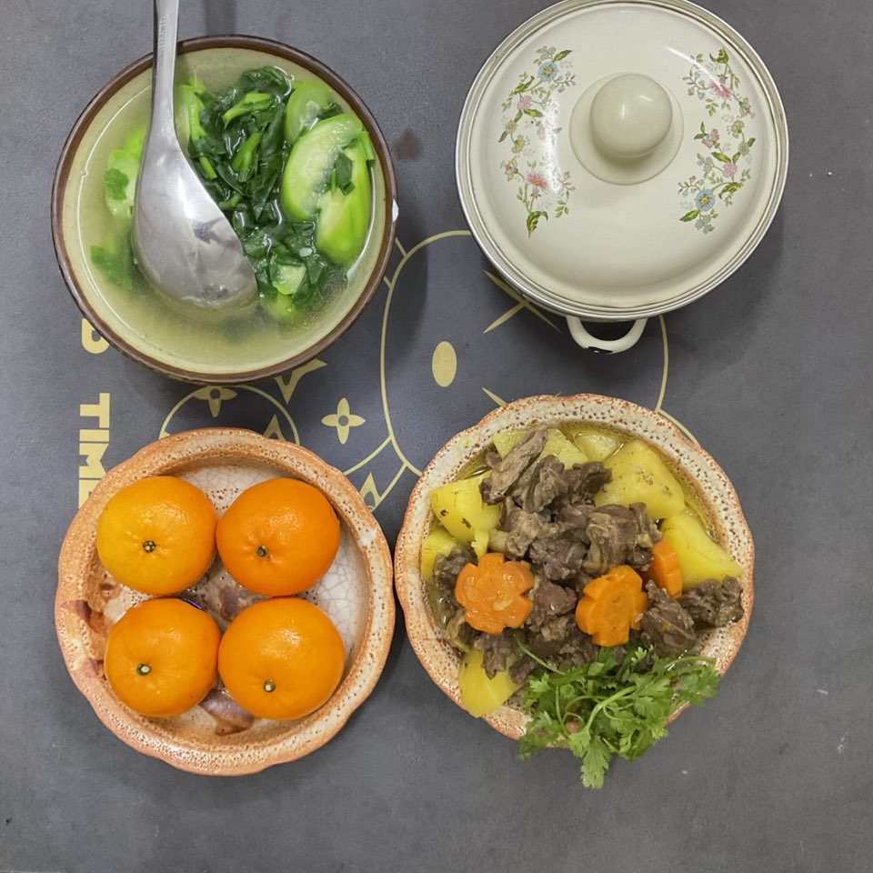 Bò kho - Canh mồng tơi - Lươn om chuối đậu - Quýt