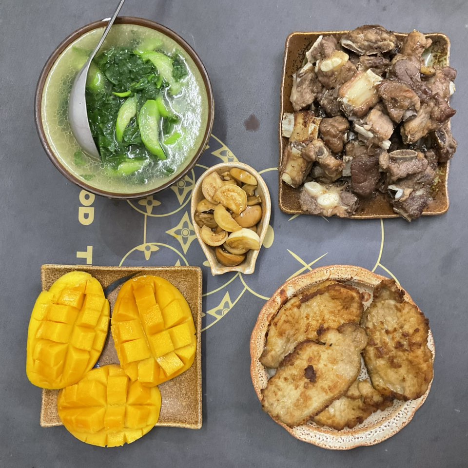 Thịt nướng - Sườn rán - Canh mồng tơi - Xoài