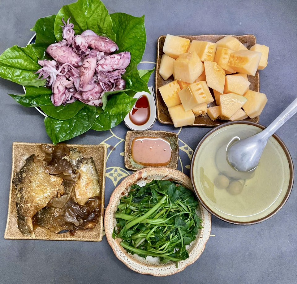 Mực hấp - Cá kho - Rau luộc - Dưa lưới