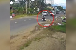 Clip: Tránh ô tô vượt ẩu, thanh niên đi xe máy ngã trượt dài suýt chui vào gầm