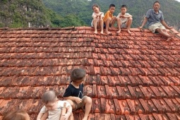 Tin tức trong ngày - Người Lạng Sơn leo nóc nhà, vào hang tránh lũ