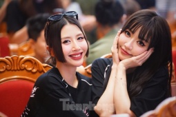 BTC cùng dàn em xinh, anh trai góp một tỷ đồng ủng hộ đồng bào vùng bão lũ