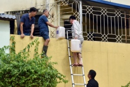 Tin tức trong ngày - Thái Nguyên ngập chưa từng có: Bắc thang, trèo tường tiếp tế cơm cho trẻ mắc kẹt