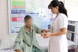 Tay chân biến dạng vì tự chữa gout hơn 20 năm