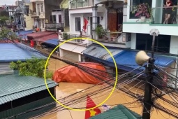 Clip: Ô tô phủ bạt bị nước lũ cuốn trôi tại Thái Nguyên