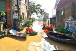 Tin tức trong ngày - Gần 84.000 ngôi nhà còn đang ngập trong lũ lịch sử ở miền Bắc