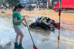 Tin tức trong ngày - Đường phố Thái Nguyên ngập bùn đất sau lũ lịch sử, người dân tất bật dọn dẹp