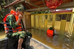Tin tức trong ngày - Hà Nội: Lũ tràn trong đêm không kịp trở tay, gõ cửa từng nhà tiếp tế lương thực