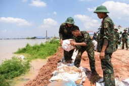 Tin tức trong ngày - Xuất hiện dấu hiệu bất thường dưới chân đê, hàng nghìn người phải khẩn trương ứng phó