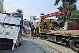 2 ô tô tụt xuống 'hố tử thần' gần trụ sở Công an phường Nghĩa Đô