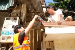 Tin tức trong ngày - Lũ lịch sử ở Thái Nguyên: Tình người trong biển nước