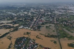 Tin tức trong ngày - Lũ đe dọa ngoại thành Hà Nội, gây sạt lở tuyến đường sắt Hà Nội - Thái Nguyên