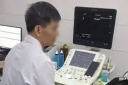 Sức khỏe - Bệnh viện lý giải việc bác sĩ vừa siêu âm vừa xem bóng đá trên điện thoại
