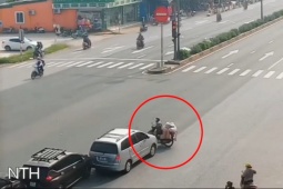 Clip: Ninja vượt đèn đỏ rồi dừng giữa ngã tư, khiến 3 ô tô đâm liên hoàn