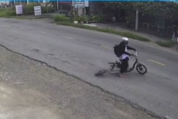 Camera ghi lại cảnh xe đạp điện độ chế bị rớt bánh, nam sinh ngã trên đường
