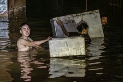 Tin tức trong ngày - Lội nước đến ngực nhận hàng cứu trợ trong đêm