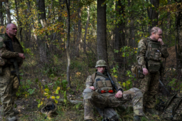 Thế giới - Binh sĩ Ukraine 'nhận phụ cấp chiến đấu, đi bán bánh cho vợ cấp trên'