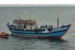 Media - CLIP: Cận cảnh "người nhái" lặn tìm ngư dân mất tích trên biển