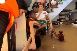 Bạn trẻ - Cuộc sống - 2 tiếng nghẹt thở cứu ông lão 70 tuổi bị liệt khỏi vùng ngập Thái Nguyên