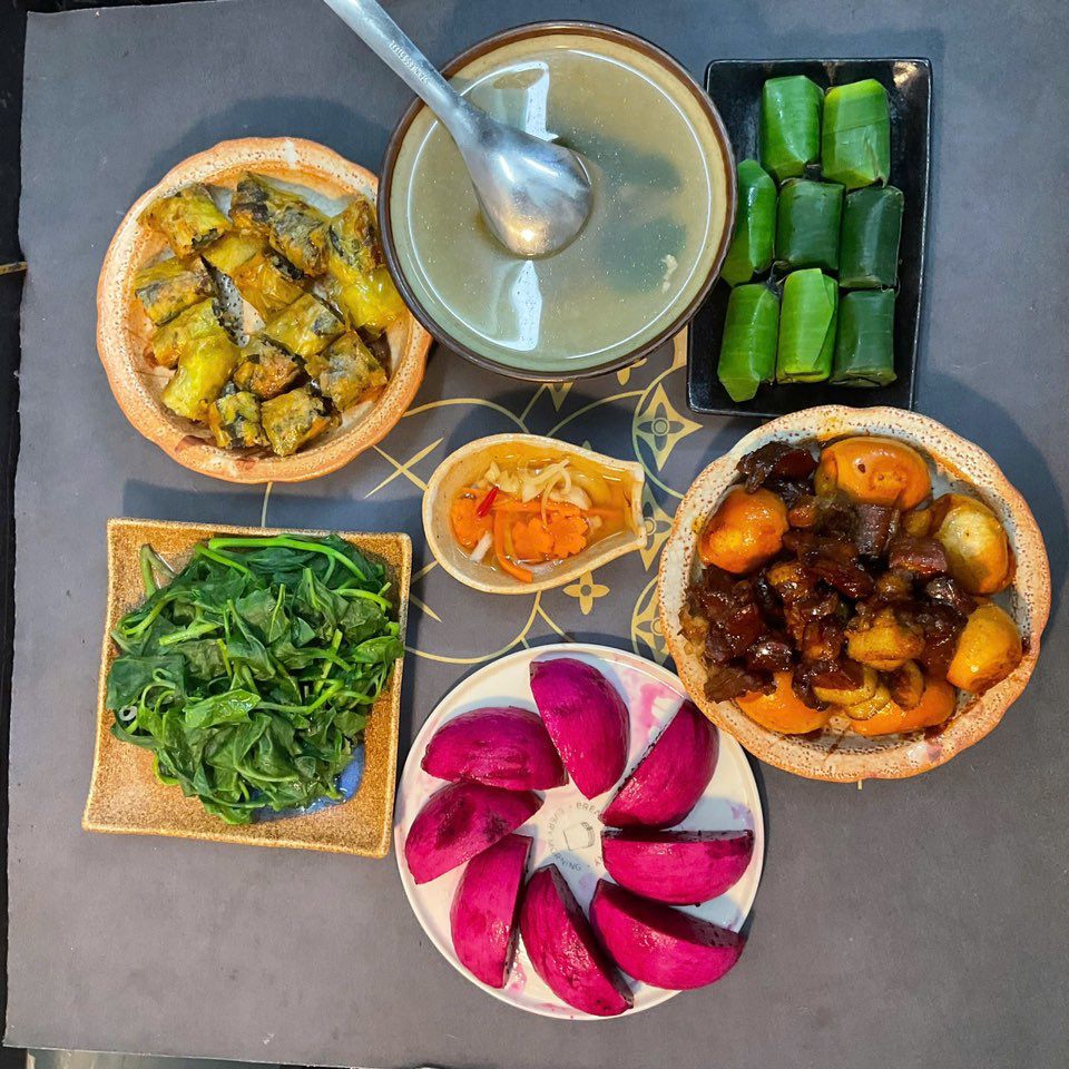 Nem tôm - Thịt kho trứng - Rau lang luộc - Nem chua - Thanh long