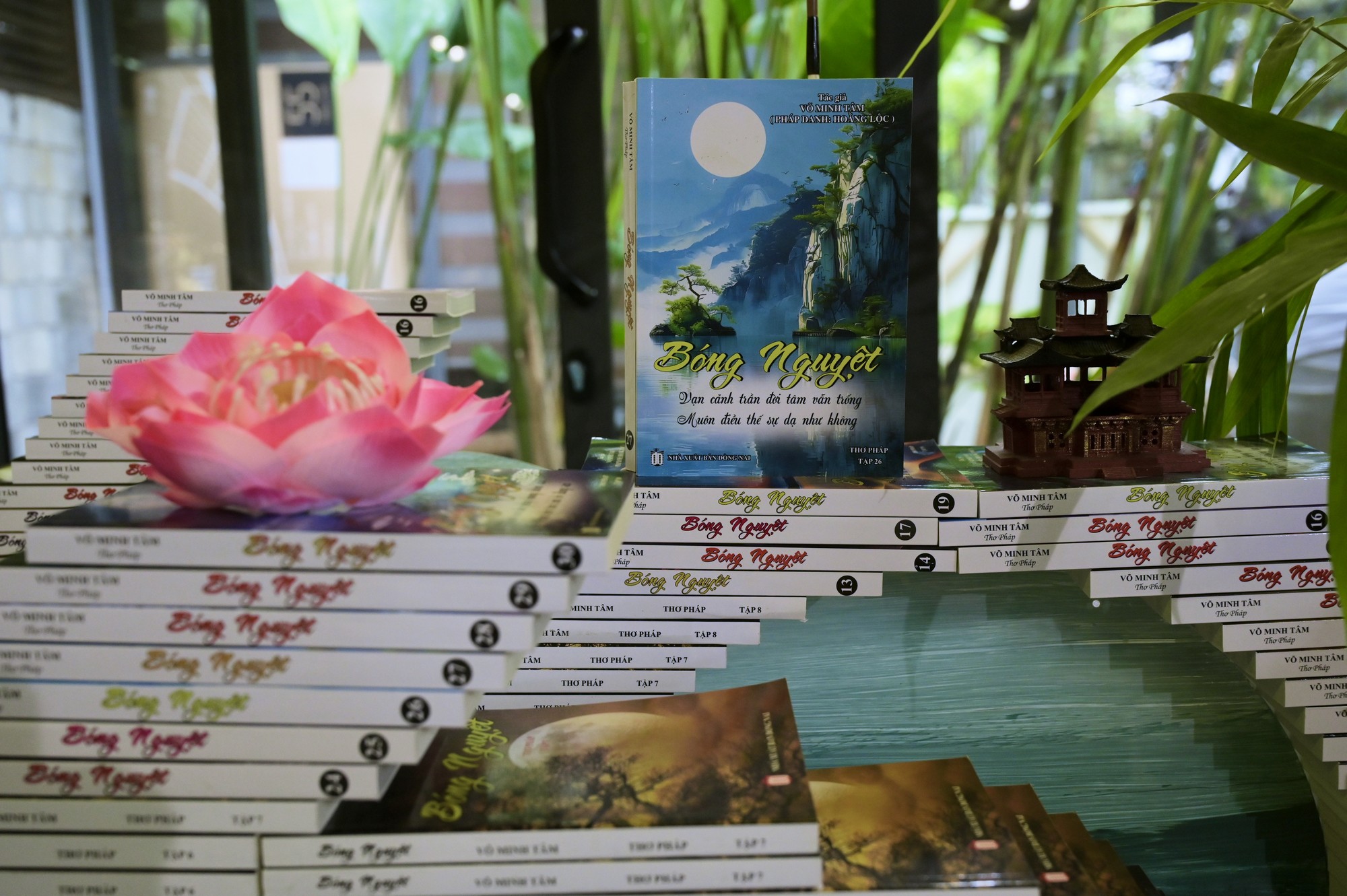 Bìa tập thơ Bóng Nguyệt tại lễ ra mắt ở TP.HCM - Ảnh: Anh Thư