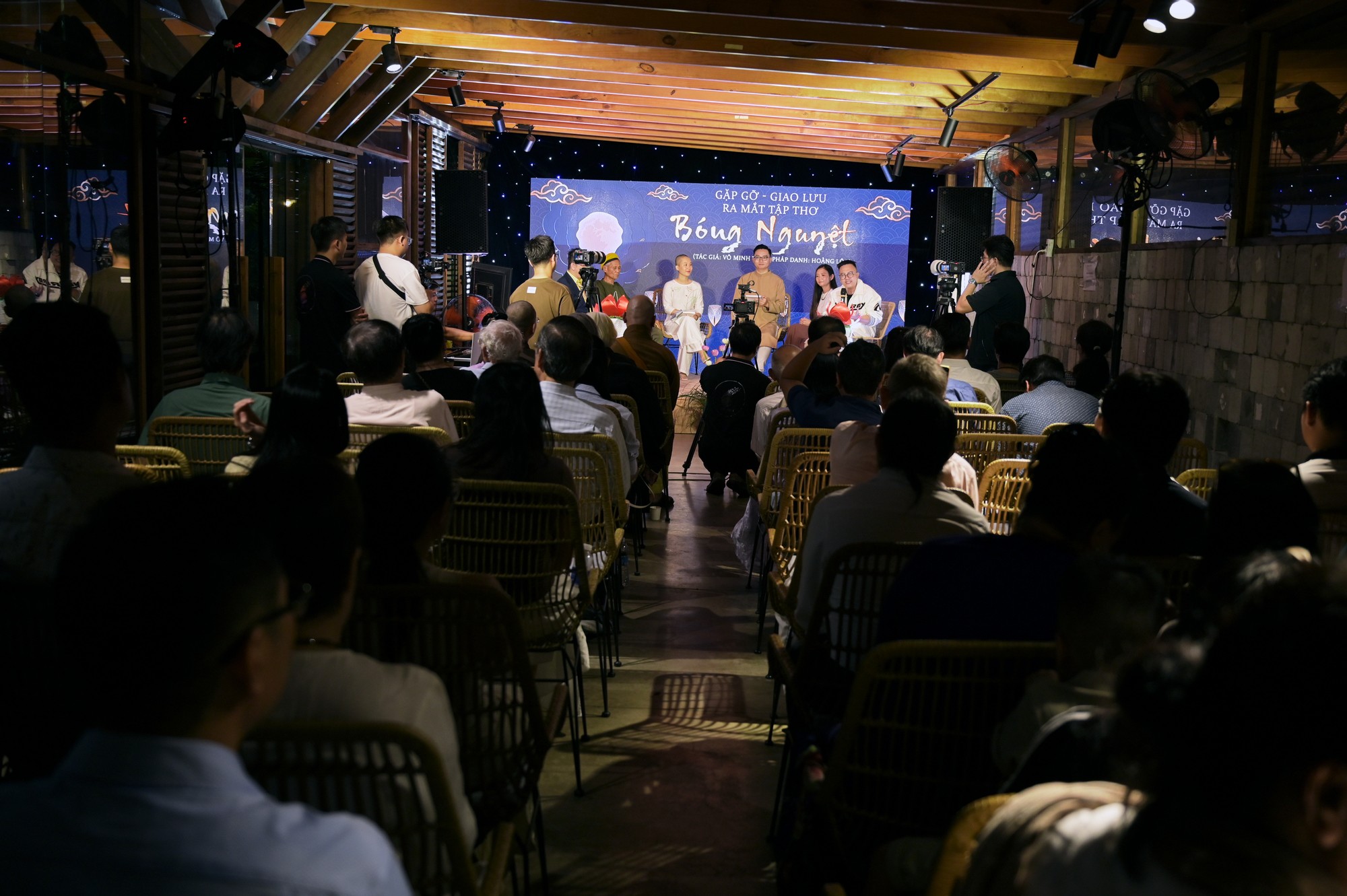 Không gian lễ ra mắt tập thơ Bóng Nguyệt tại TP.HCM - Ảnh: Anh Thư.