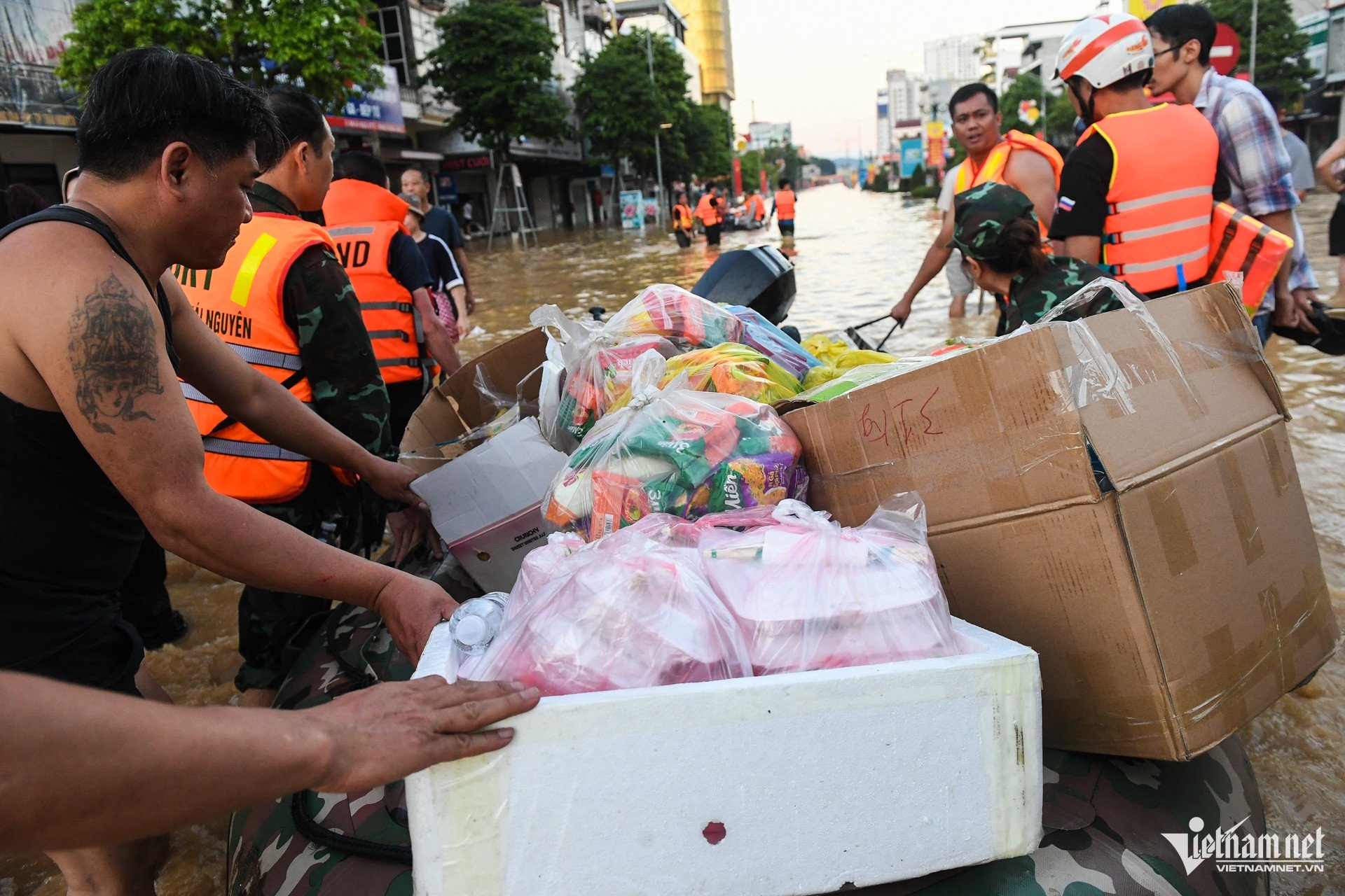 &#39;Xin bà con nhường đường, 60 cháu kẹt 3 ngày rồi&#39;: Cứu hộ lập tức lên thuyền - 8