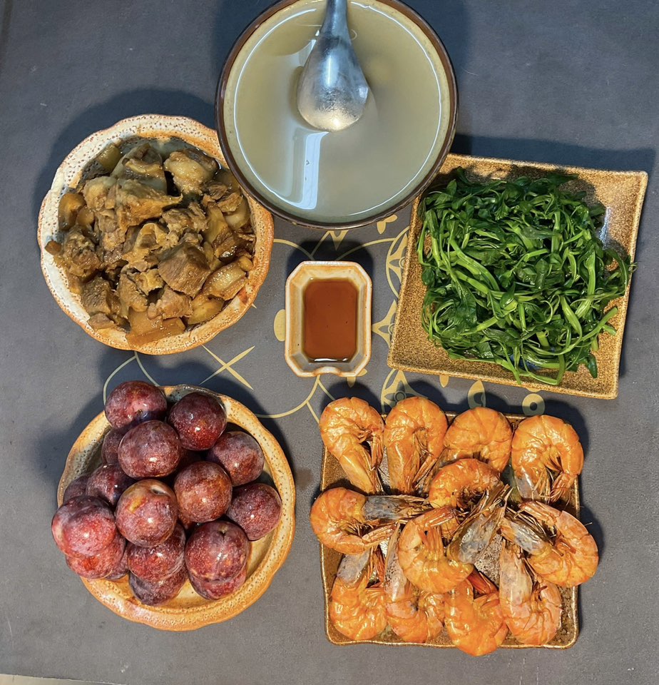 Tôm nướng - Thịt kho - Rau muống luộc - Mận