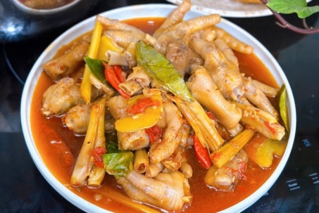 Chân gà xào cay theo công thức này ăn kèm bánh mì ngon miễn chê