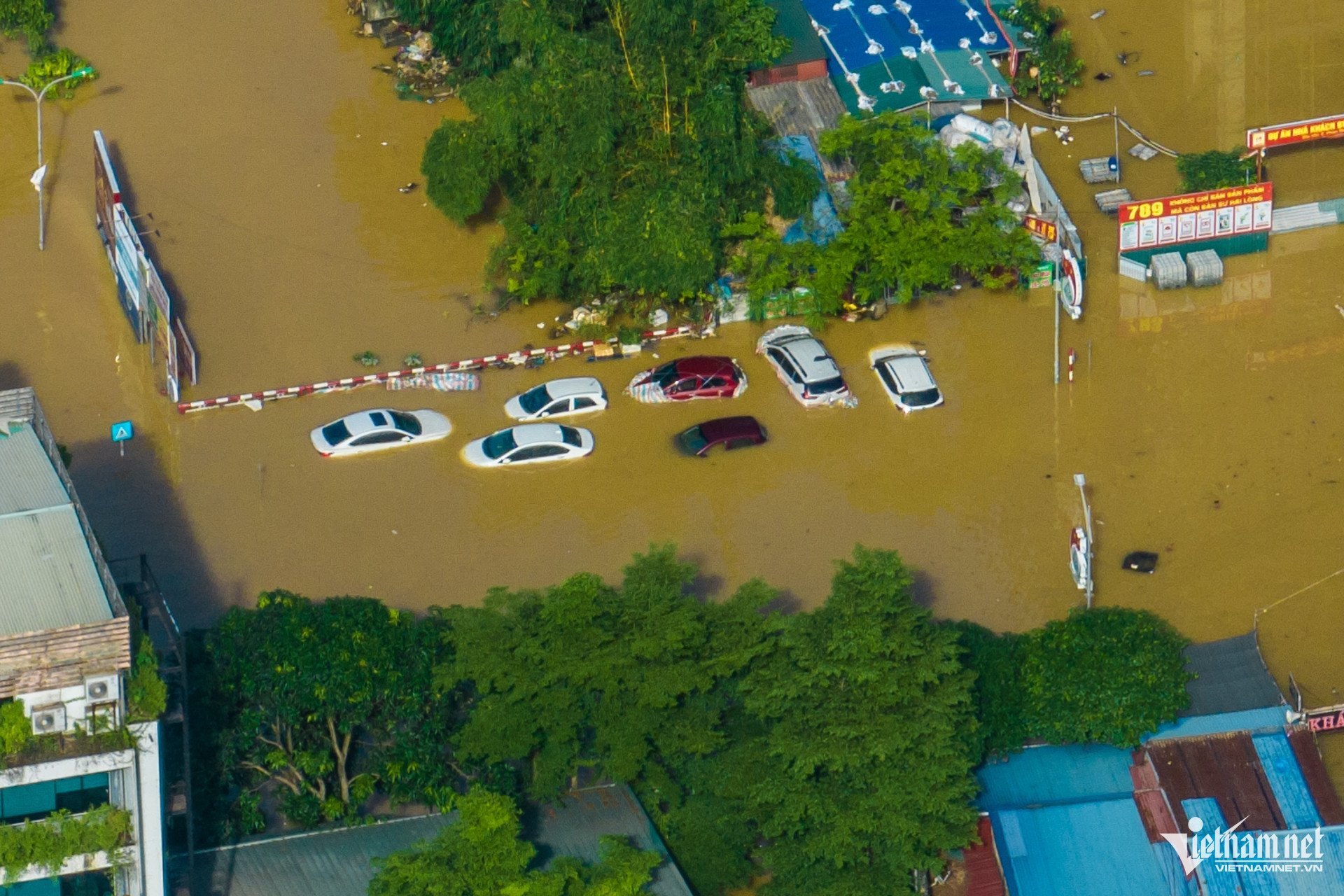 &#39;Xin bà con nhường đường, 60 cháu kẹt 3 ngày rồi&#39;: Cứu hộ lập tức lên thuyền - 10