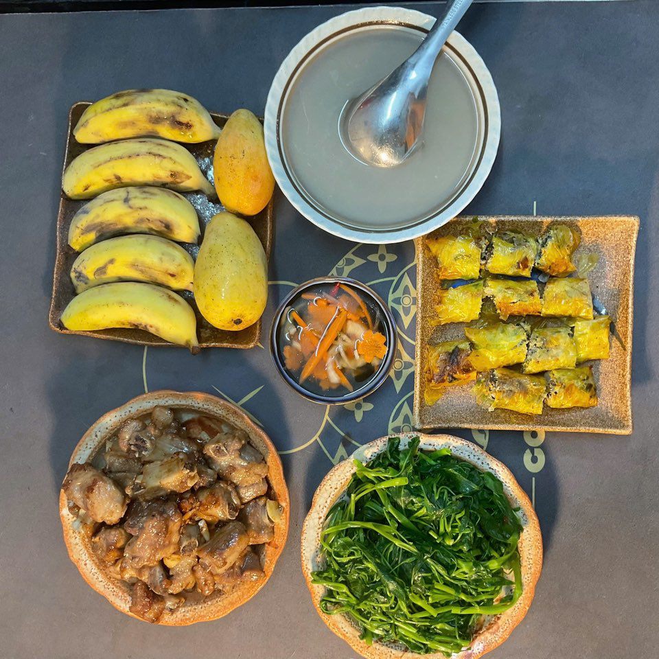 Sườn rim - Nem tôm - Rau muống luộc - Xoài, chuối