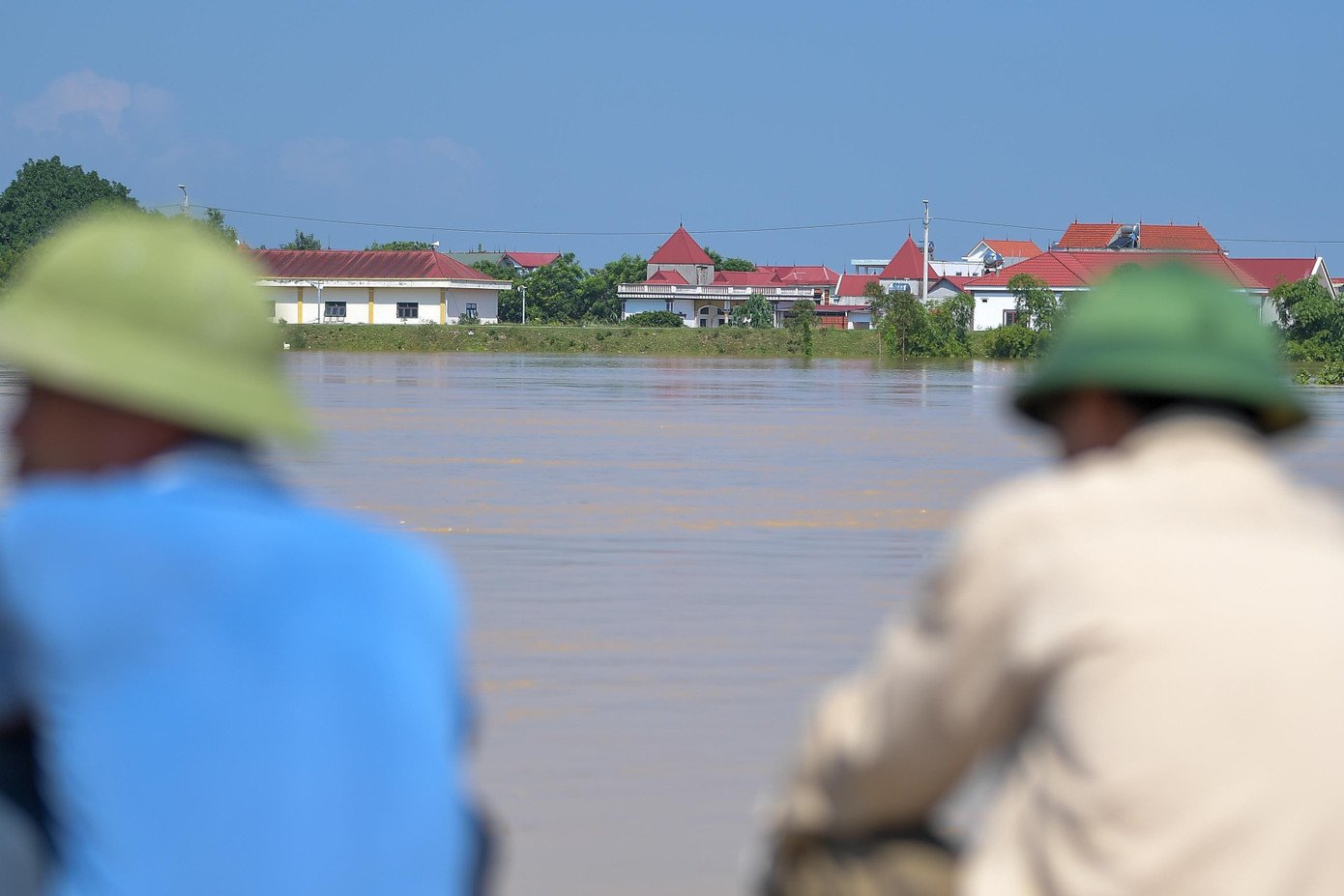 Căng mình giữ đê Đẩu Hàn giữa mưa lũ ở Bắc Ninh - 11