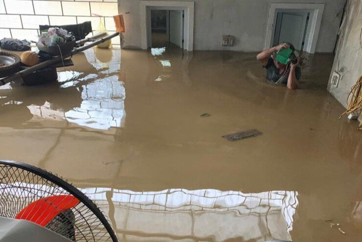 Bên trong một căn nhà tan hoang do bão lũ.