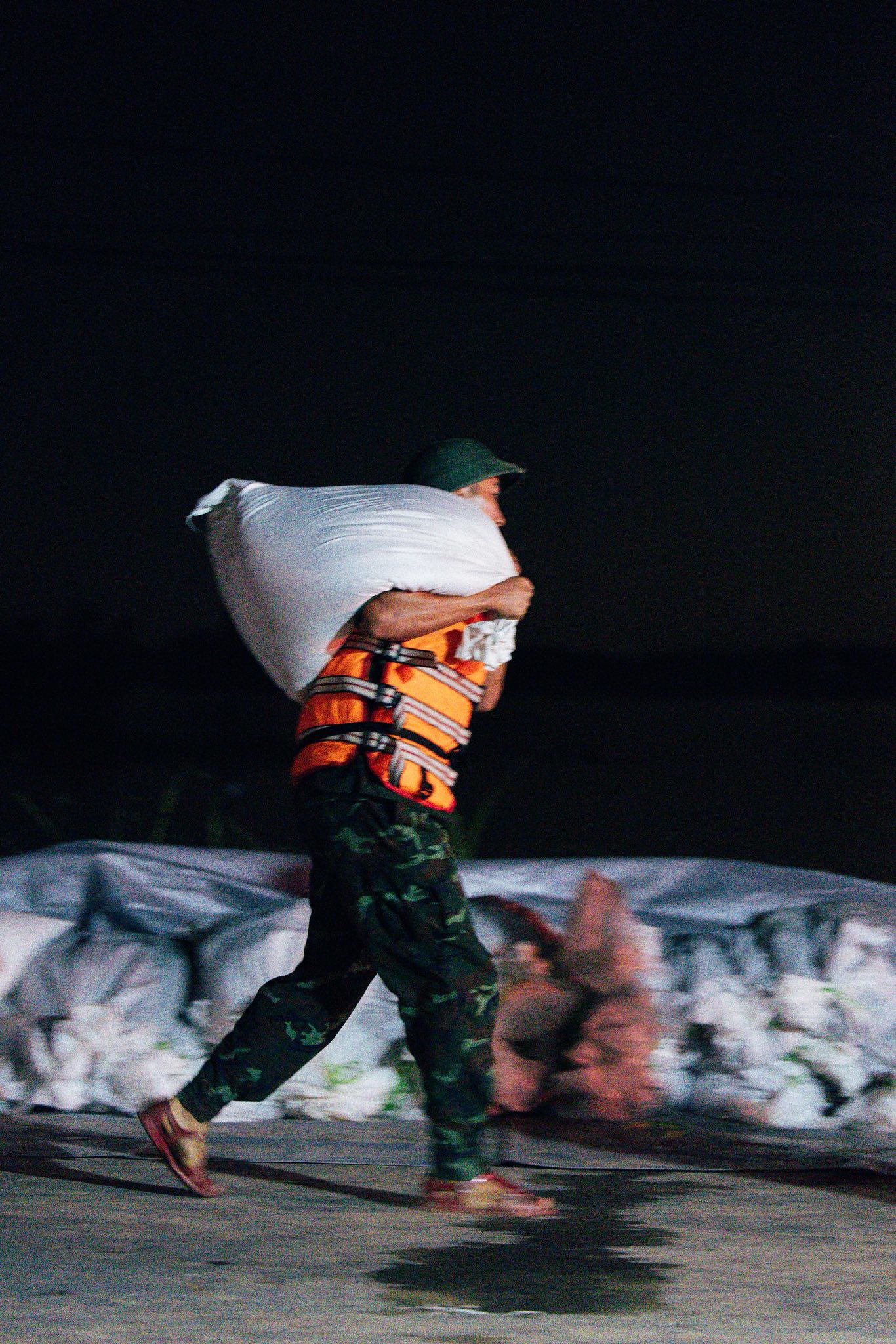 Xúc động hình ảnh các chiến sĩ giúp dân hộ đê ở Thái Nguyên - 2