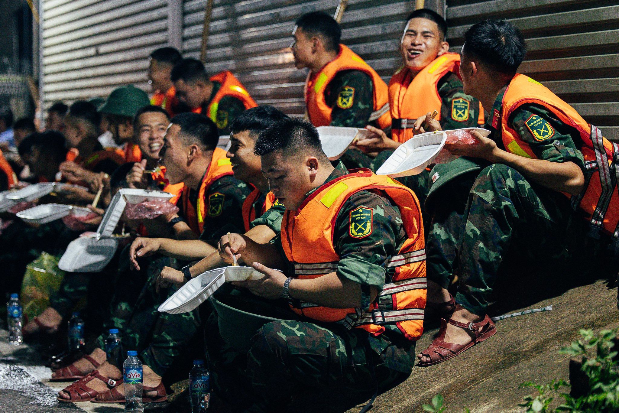 Xúc động hình ảnh các chiến sĩ giúp dân hộ đê ở Thái Nguyên - 6