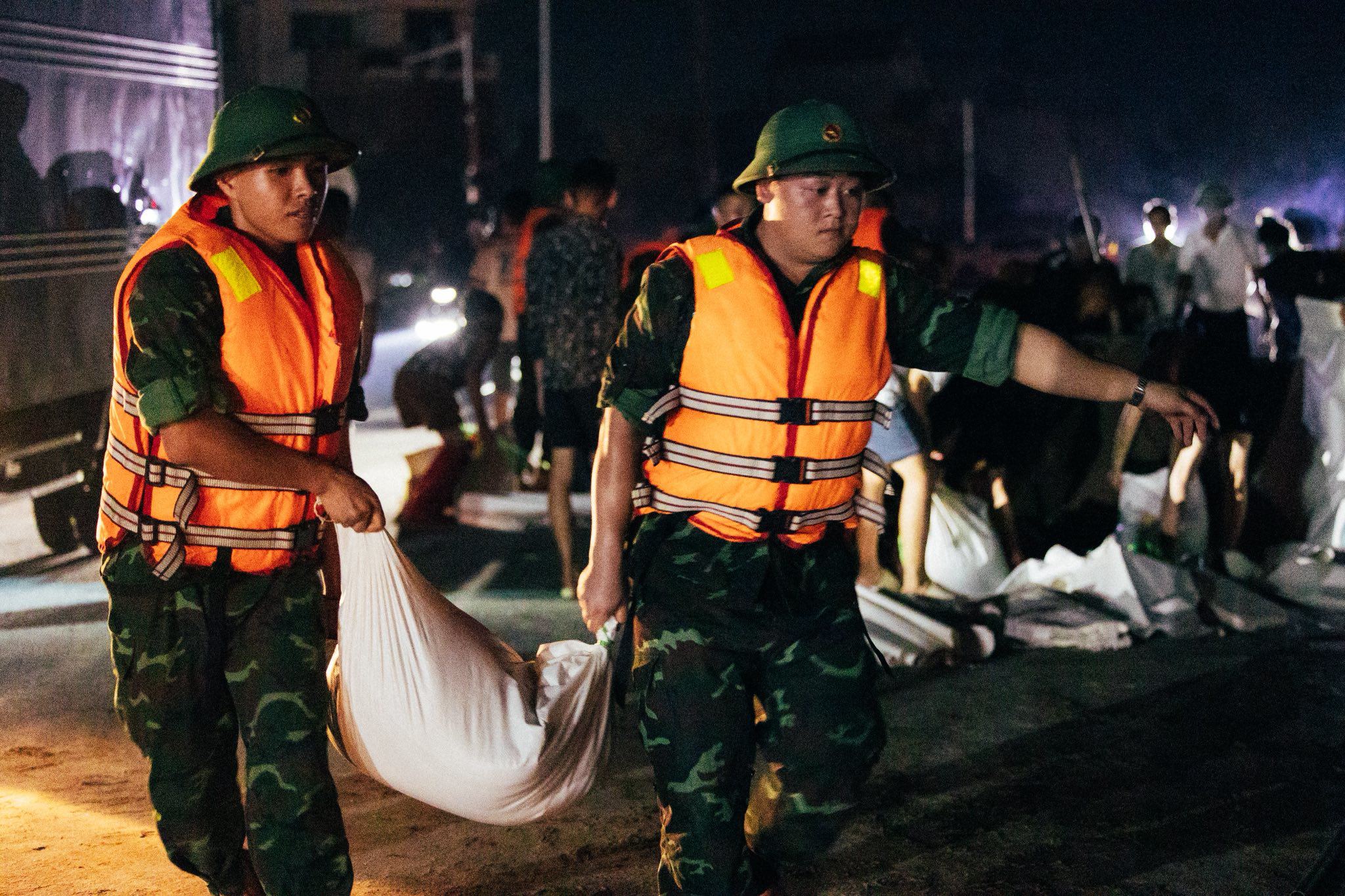 Xúc động hình ảnh các chiến sĩ giúp dân hộ đê ở Thái Nguyên - 3