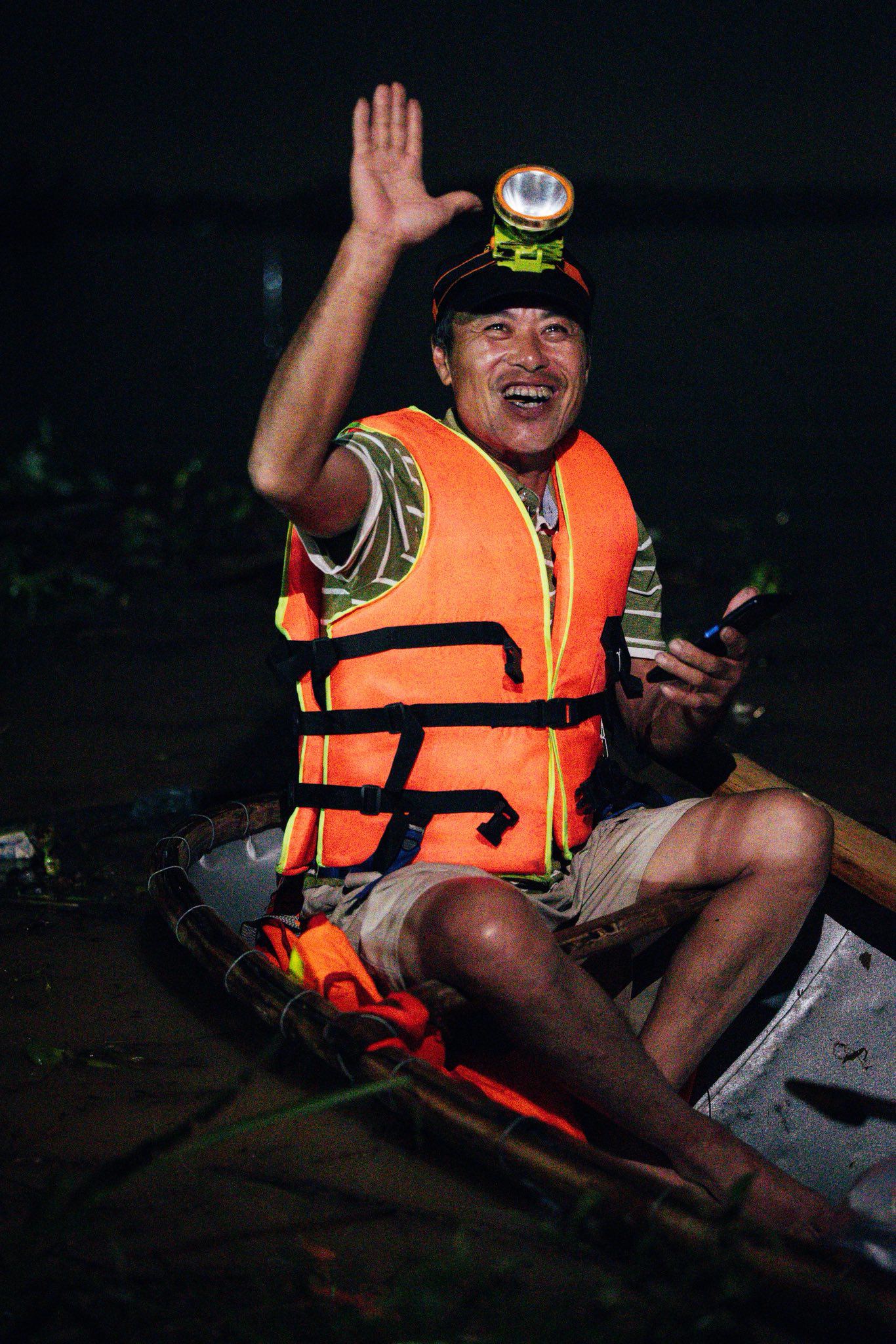 Xúc động hình ảnh các chiến sĩ giúp dân hộ đê ở Thái Nguyên - 10