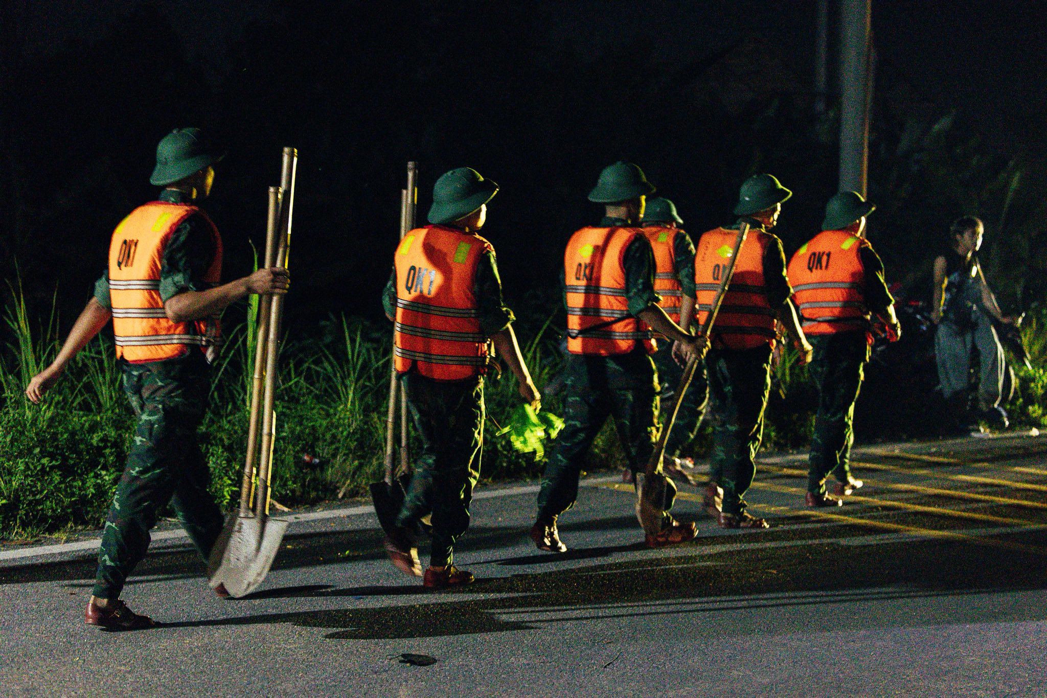 Xúc động hình ảnh các chiến sĩ giúp dân hộ đê ở Thái Nguyên - 1