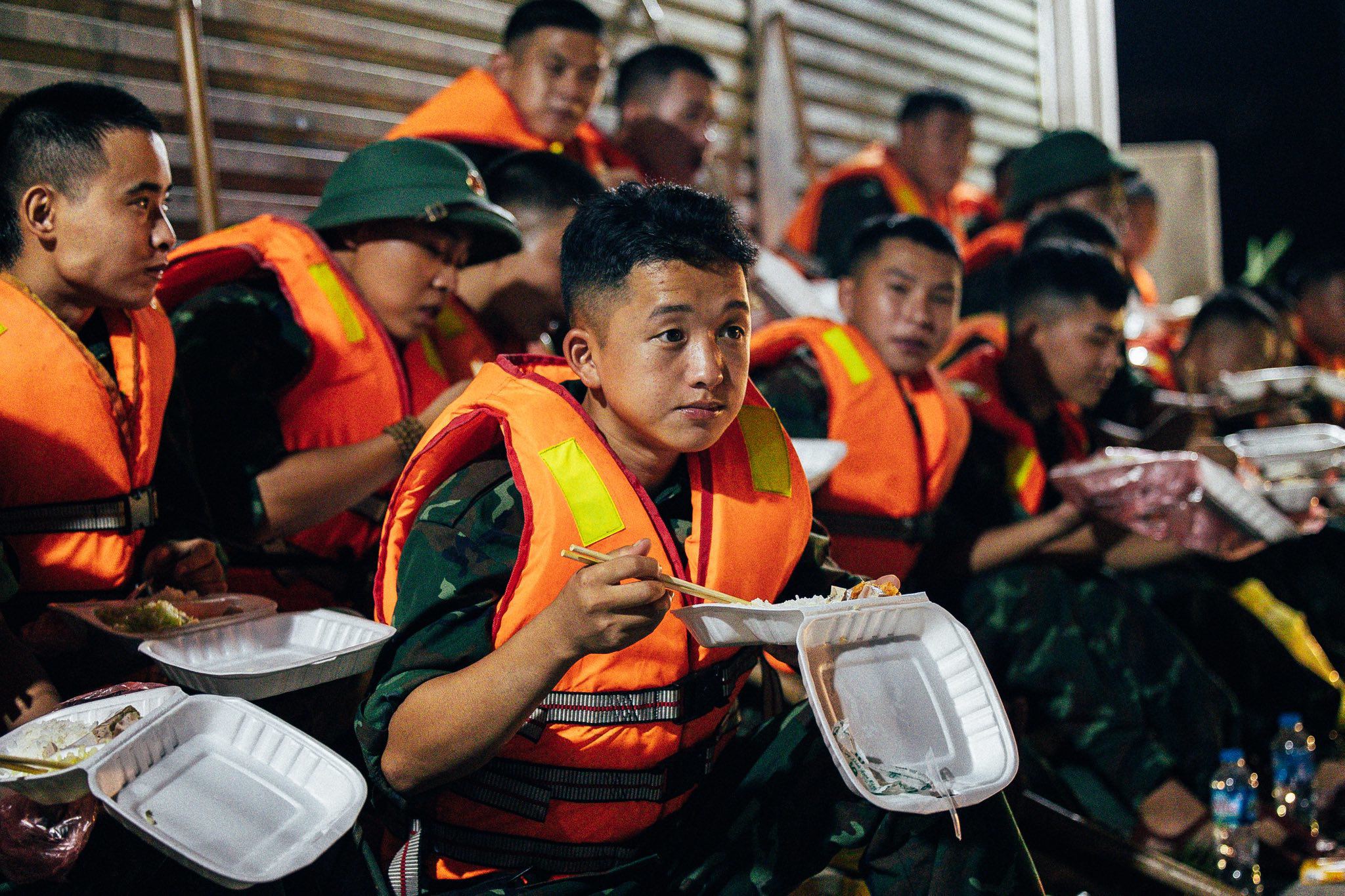 Xúc động hình ảnh các chiến sĩ giúp dân hộ đê ở Thái Nguyên - 7