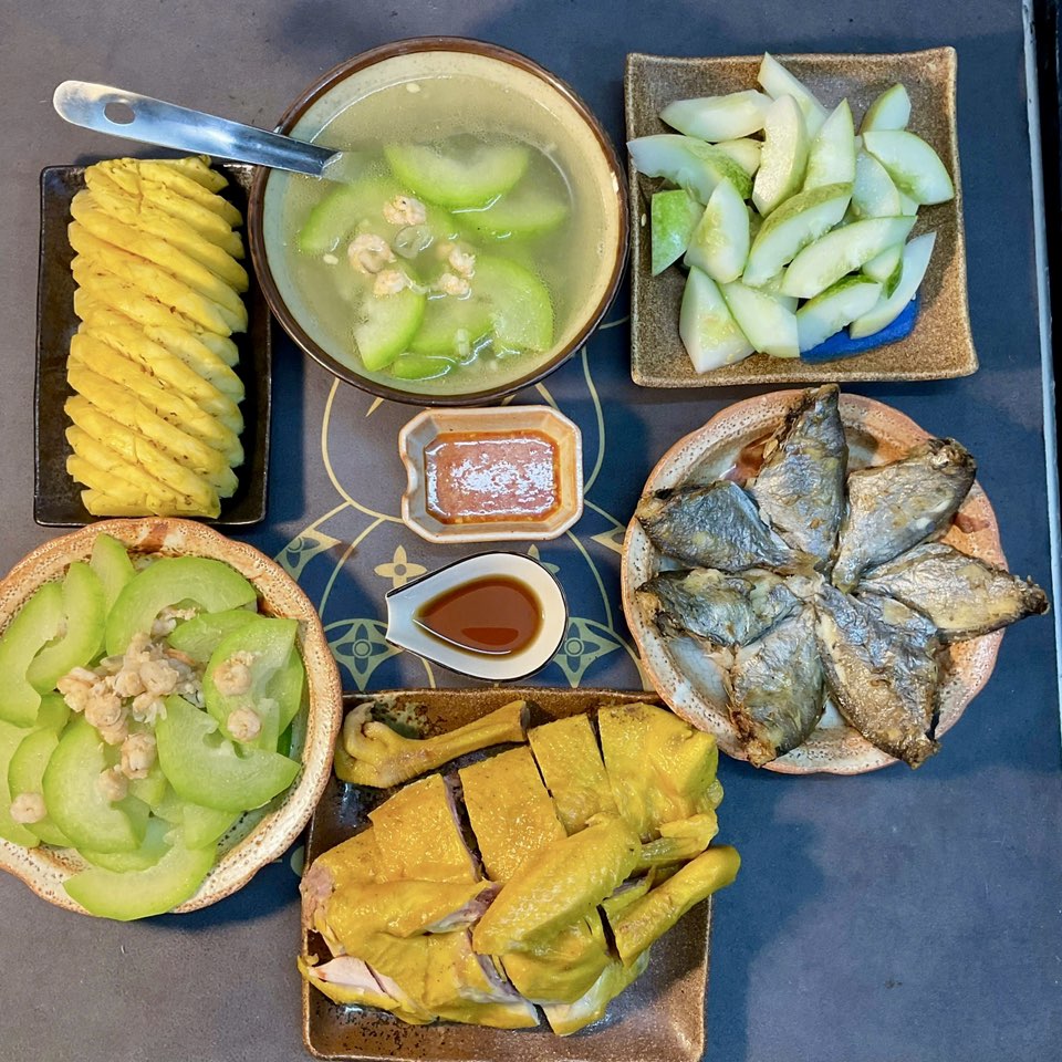 Gà ủ muối - Cá nướng - Bí xào tôm - Dưa chuột, dứa