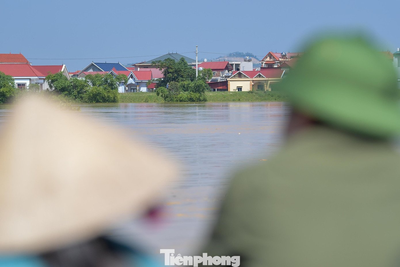 Căng mình giữ đê Đẩu Hàn giữa mưa lũ ở Bắc Ninh - 12