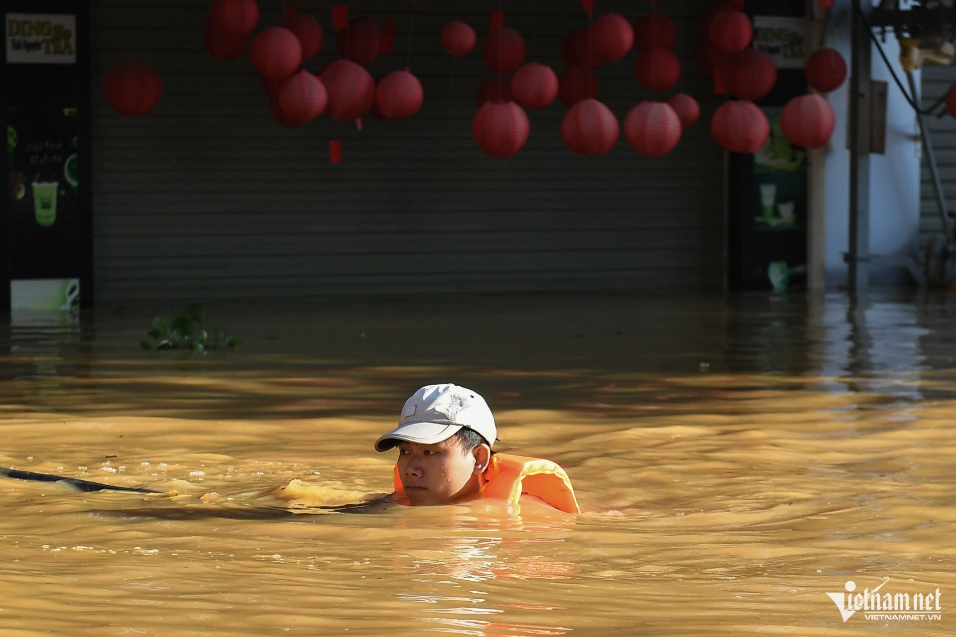 &#39;Xin bà con nhường đường, 60 cháu kẹt 3 ngày rồi&#39;: Cứu hộ lập tức lên thuyền - 15