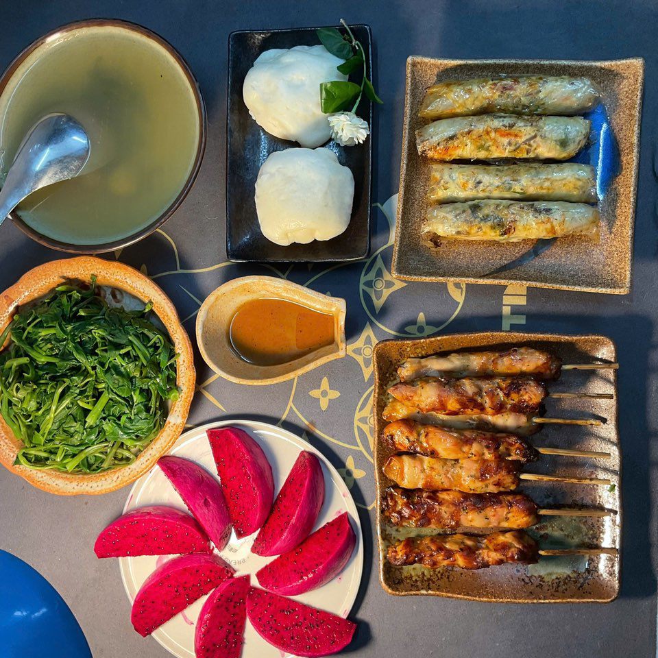 Nem thịt - Gà xiên nướng - Bánh bao - Rau muống luộc - Thanh long