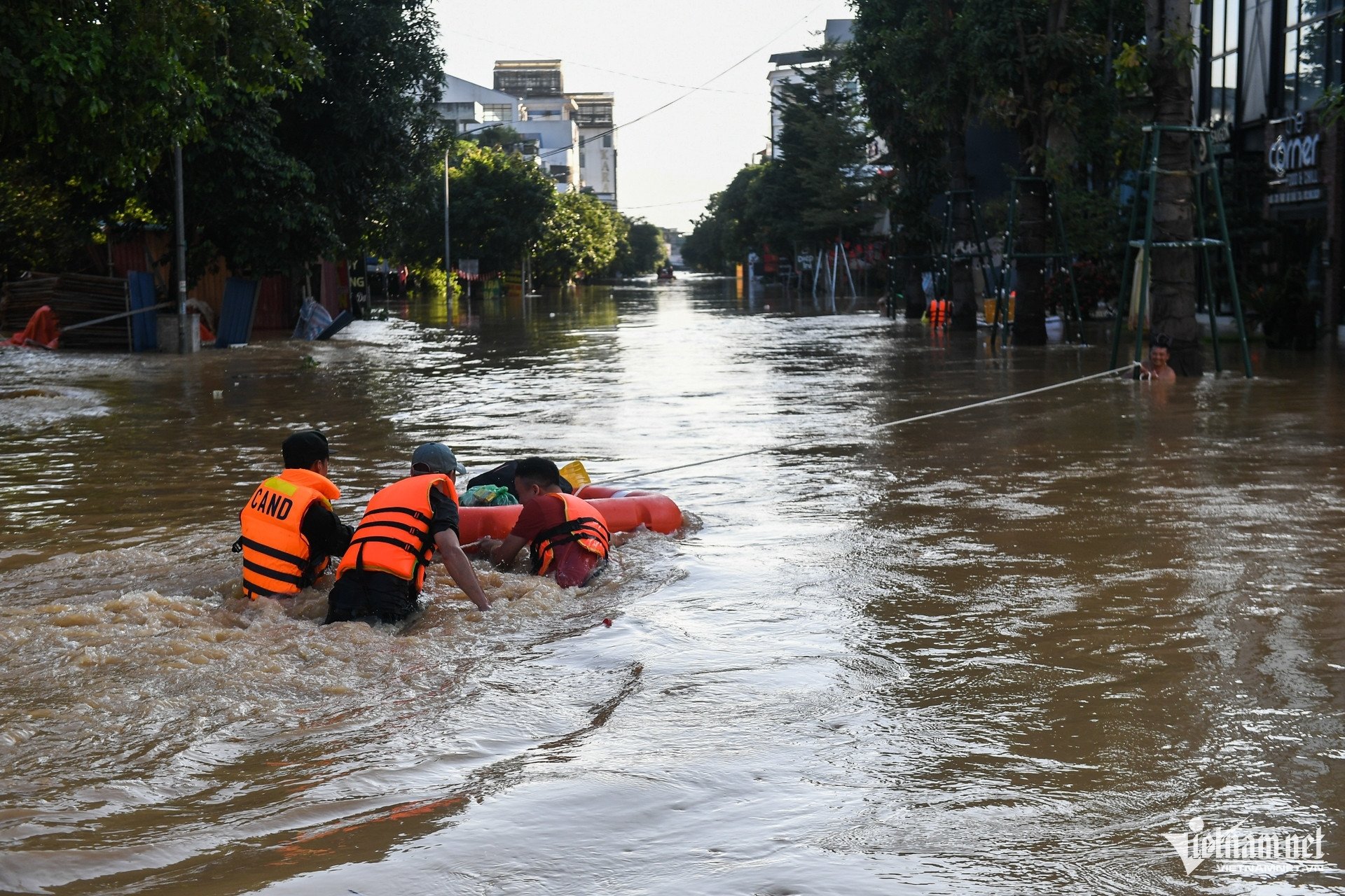 &#39;Xin bà con nhường đường, 60 cháu kẹt 3 ngày rồi&#39;: Cứu hộ lập tức lên thuyền - 16